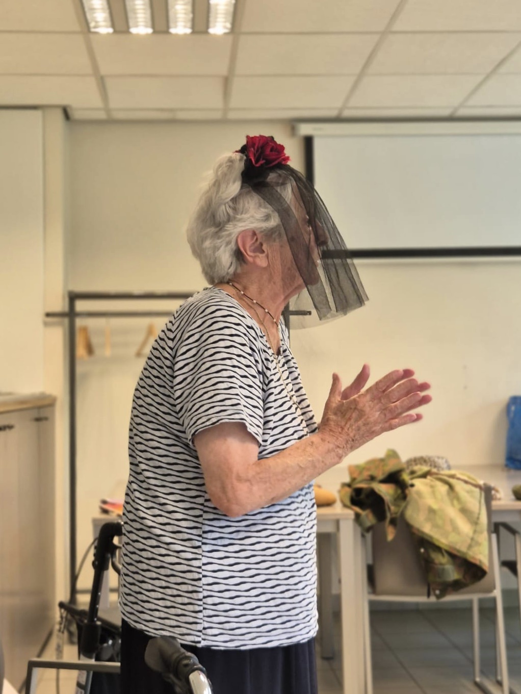 <p>Een bewoonster speelt een &lsquo;emotionele weduwe&rsquo; tijdens een theatersessie rond personages cre&euml;ren aan de hand van attributen in woonzorgcentrum OLV van Troost, 2025, foto door Kelly Van Elewijck.</p>